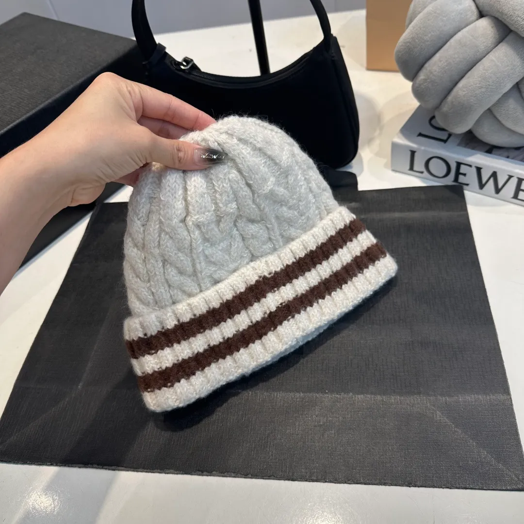 P60 Crow Heart Autumn and Winter Wool Knitted Beanie This must be the favorite of minimalism. It is clean, neat, fashionable and versatile, and will definitely not be picky about your face shape! A fashionable classic that lasts forever! Fashionable black and white can be purchased together!